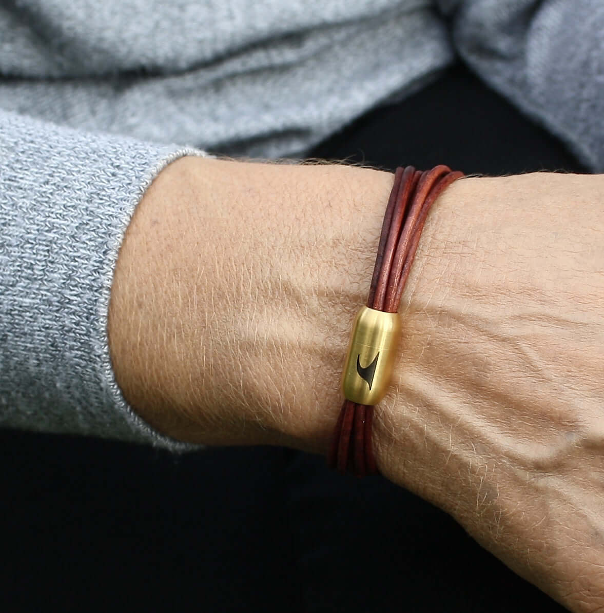Damen-Leder-armband-fem-bordeaux-gold-Edelstahlverschluss-getragen-wavepirate-shop-r