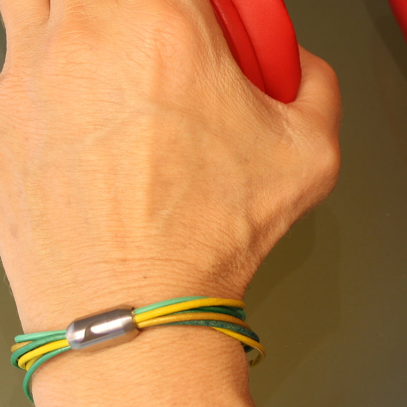 Damen-Leder-armband-fem-jungle-gelb-getragen-silber-Edelstahlverschluss-vorn-wavepirate-shop-r