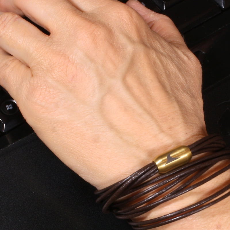 Damen-Leder-armband-fem2-braun-gold-Edelstahlverschluss-getragen-wavepirate-shop-r