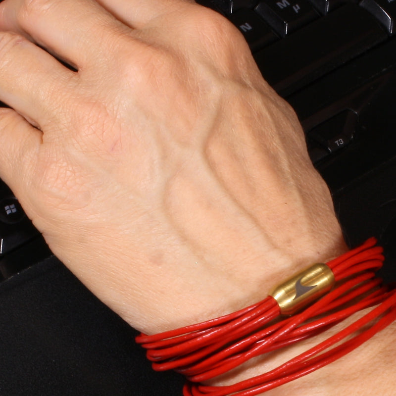 Damen-Leder-armband-fem2-rot-gold-Edelstahlverschluss-getragen-wavepirate-shop-r