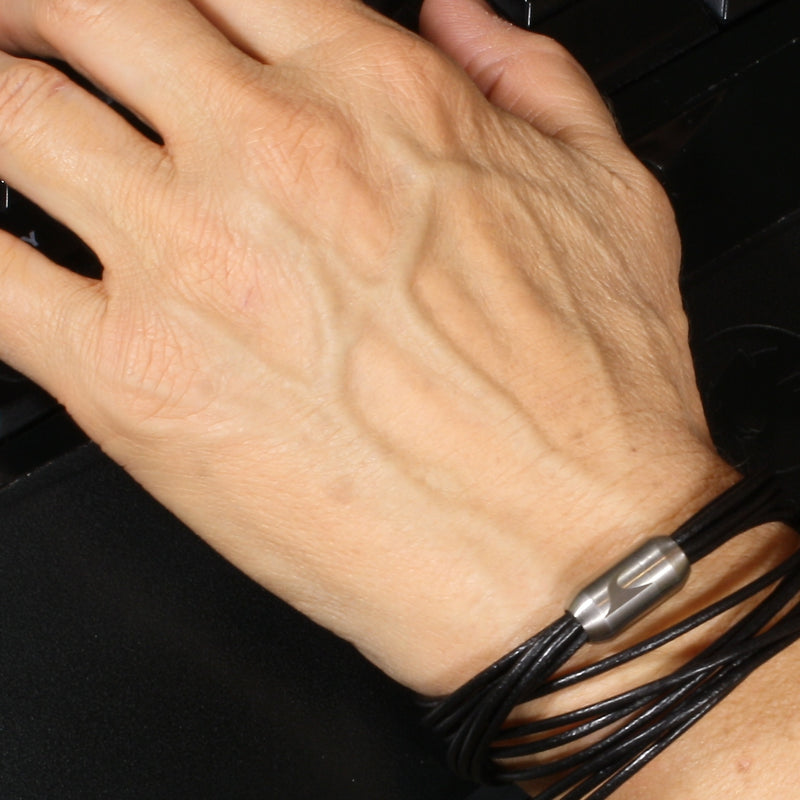 Damen-Leder-armband-fem2-schwarz-silber-Edelstahlverschluss-getragen-wavepirate-shop-r