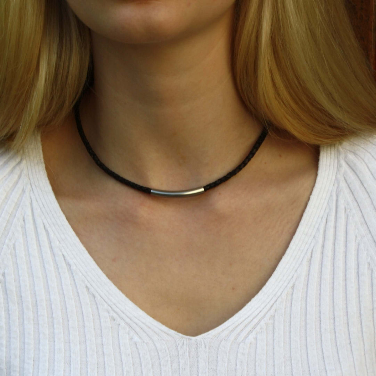 Damen-Leder-halskette-curve-Braun-geflochten-Edelstahlverschluss-getragen-wavepirate-shop-f