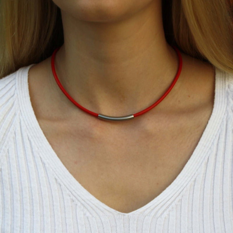 Damen-Leder-halskette-curve-Rot-riemen-massiv-Edelstahlverschluss-getragen-wavepirate-shop-r