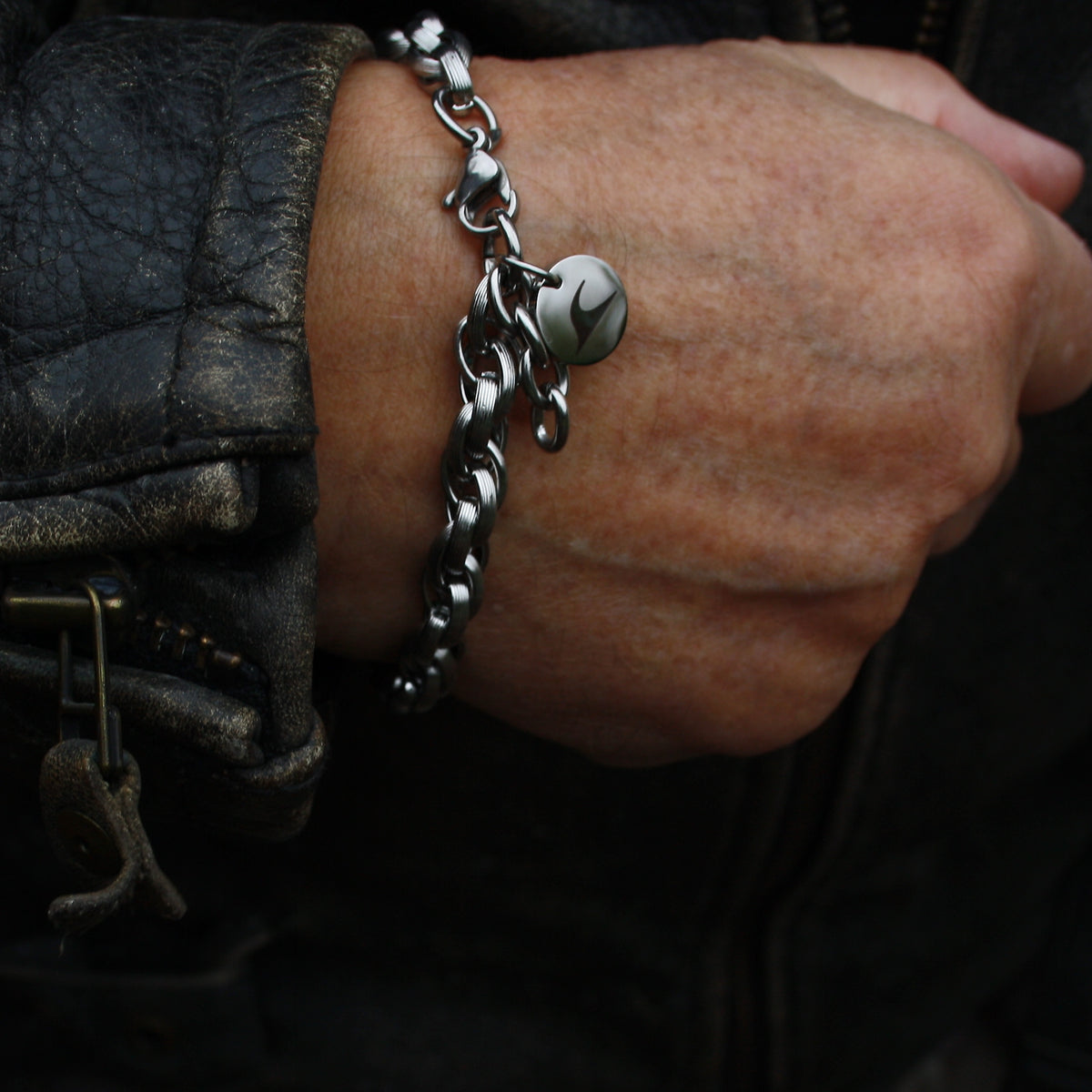 Edelstahlarmband-Herren-sling-silber-Karabinerverschluss-getragen-wavepirate-shop-es