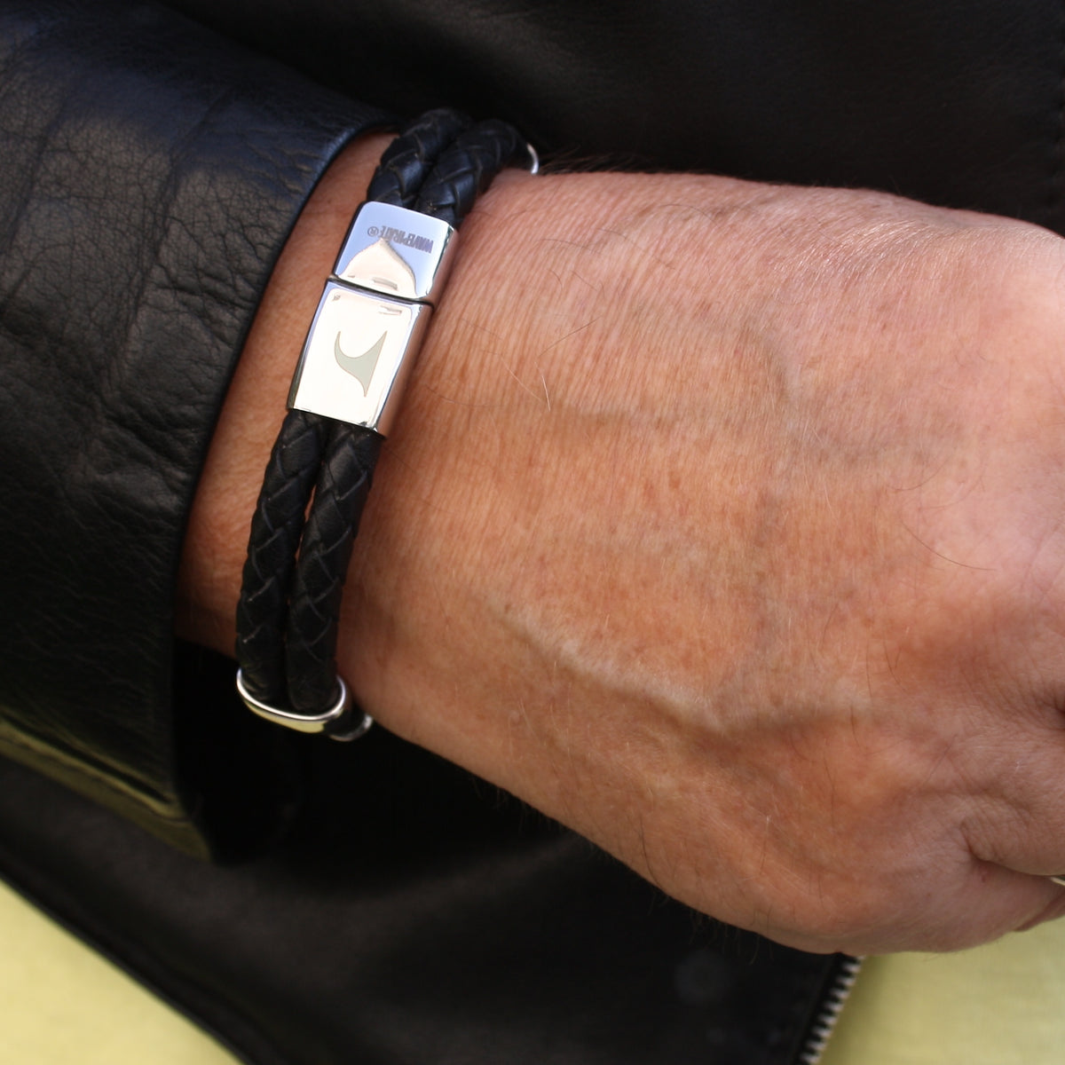 Herren-Leder-Armband-Afrika-schwarz-geflochten-Edelstahlverschluss-getragen-wavepirate-shop-f-1