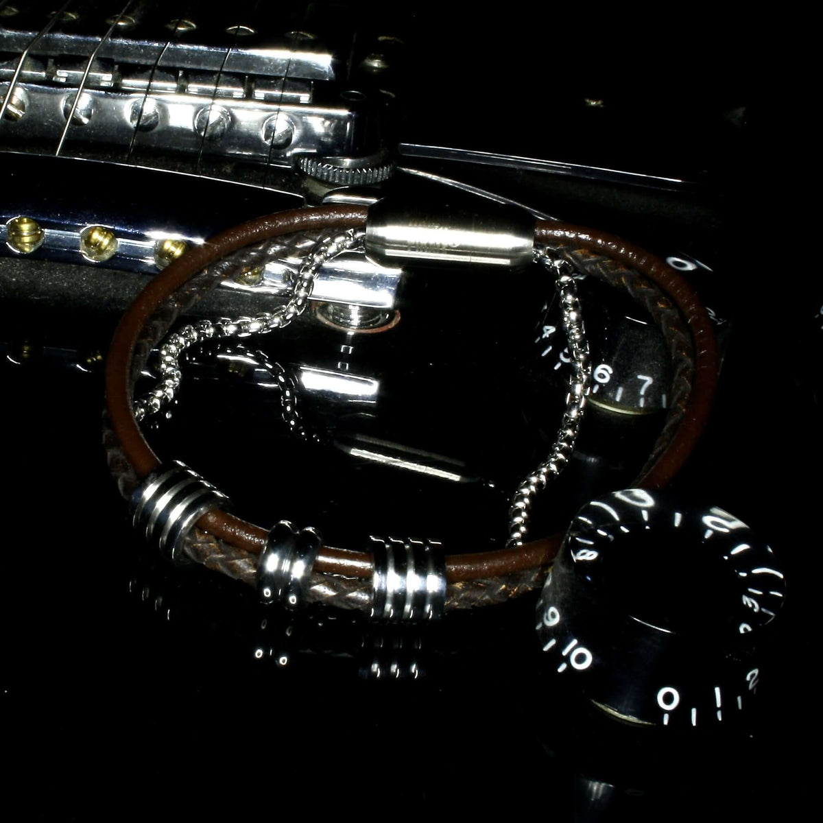Herren-Leder-Armband-Edelstahlkette-Lex-Braun-geflochten-Edelstahlverschluss-detail-wavepirate-shop-r