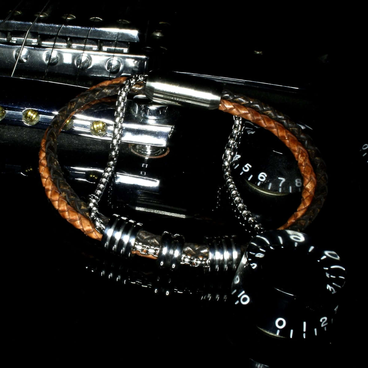 Herren-Leder-Armband-Edelstahlkette-Lex-Cognac-braun-geflochten-Edelstahlverschluss-detail-wavepirate-shop-r