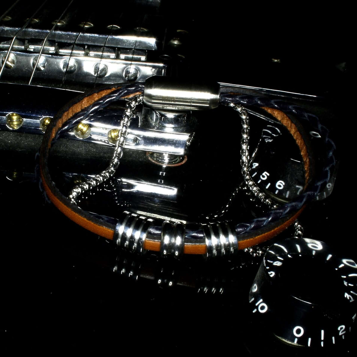 Herren-Leder-Armband-Edelstahlkette-Lex-Cognac-schwarz-geflochten-Edelstahlverschluss-detail-wavepirate-shop-fr