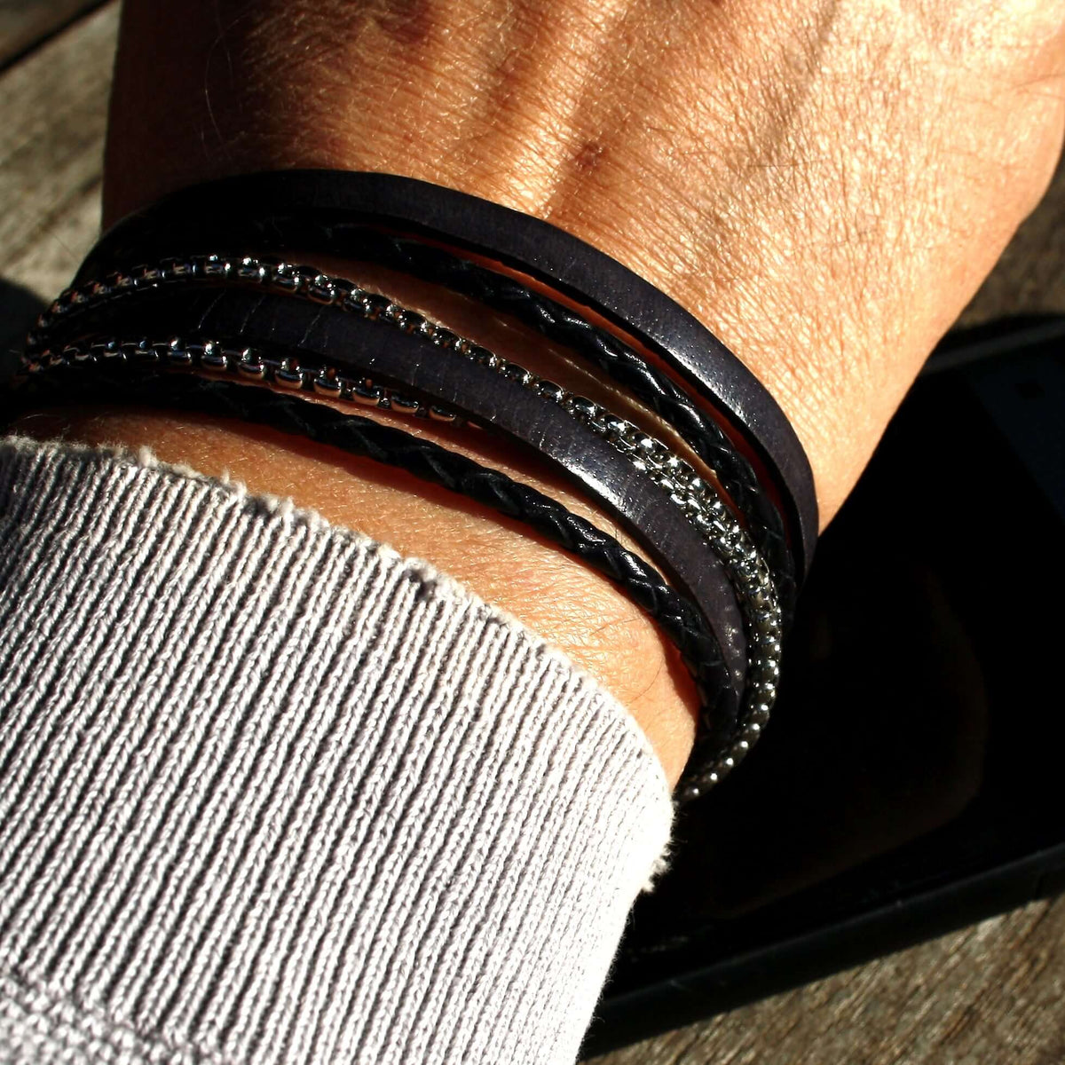 Herren-Leder-Armband-Edelstahlkette-Mixed-grau-schwarz-rund-Edelstahlverschluss-getragen-wavepirate-shop-lfs-1