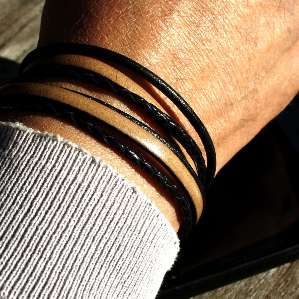 Herren-Leder-Armband-Mixed-schwarz-elfenbein-rund-Edelstahlverschluss-getragen-wavepirate-shop-lf-1