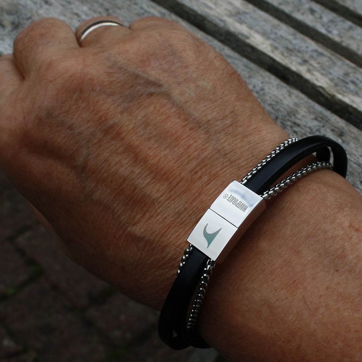 Herren-Leder-Armband-Rex-edelstahlkette-schwarz-flach-Edelstahlverschluss-getragen-wavepirate-shop-2