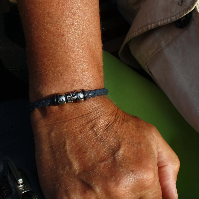 Herren-Leder-Armband-atoll-blau-denim-geflochten-Edelstahlverschluss-getragen-wavepirate-shop-f