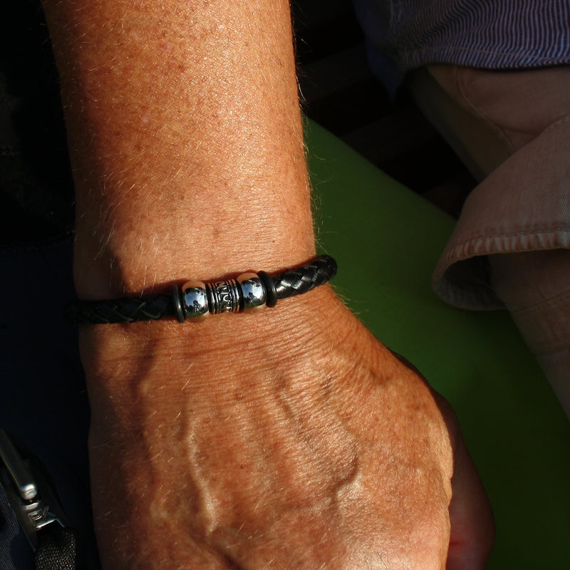 Herren-Leder-Armband-atoll-schwarz-silber-geflochten-Edelstahlverschluss-getragen-wavepirate-shop-f-1
