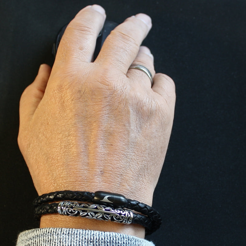 Herren-Leder-Armband-hawaii-xo-schwarz-Edelstahlverschluss-getragen-wavepirate-shop-f