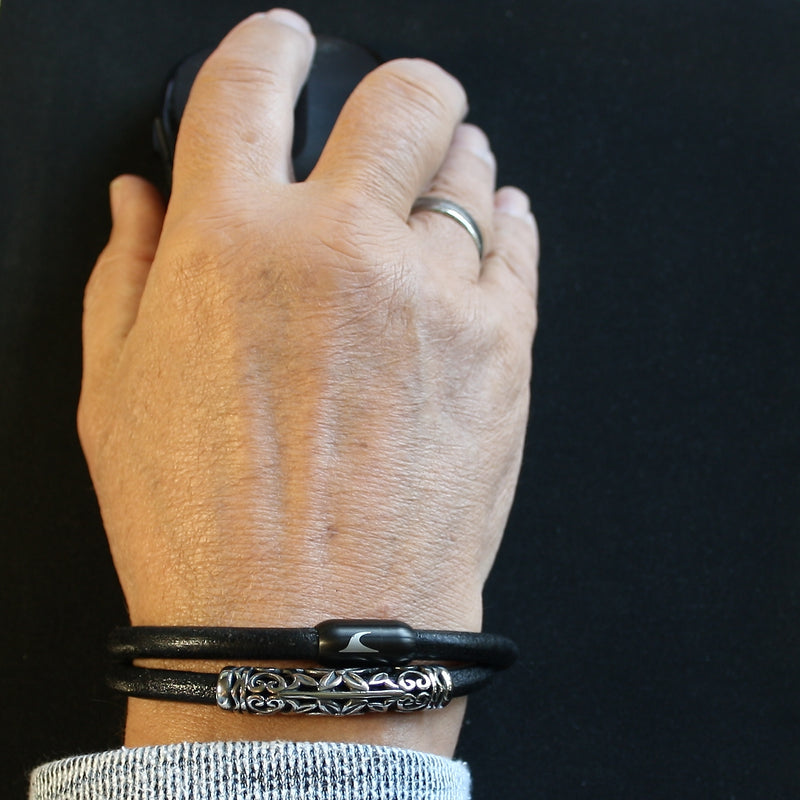 Herren-Leder-Armband-hawaii-xo-schwarz-Edelstahlverschluss-getragen-wavepirate-shop-r