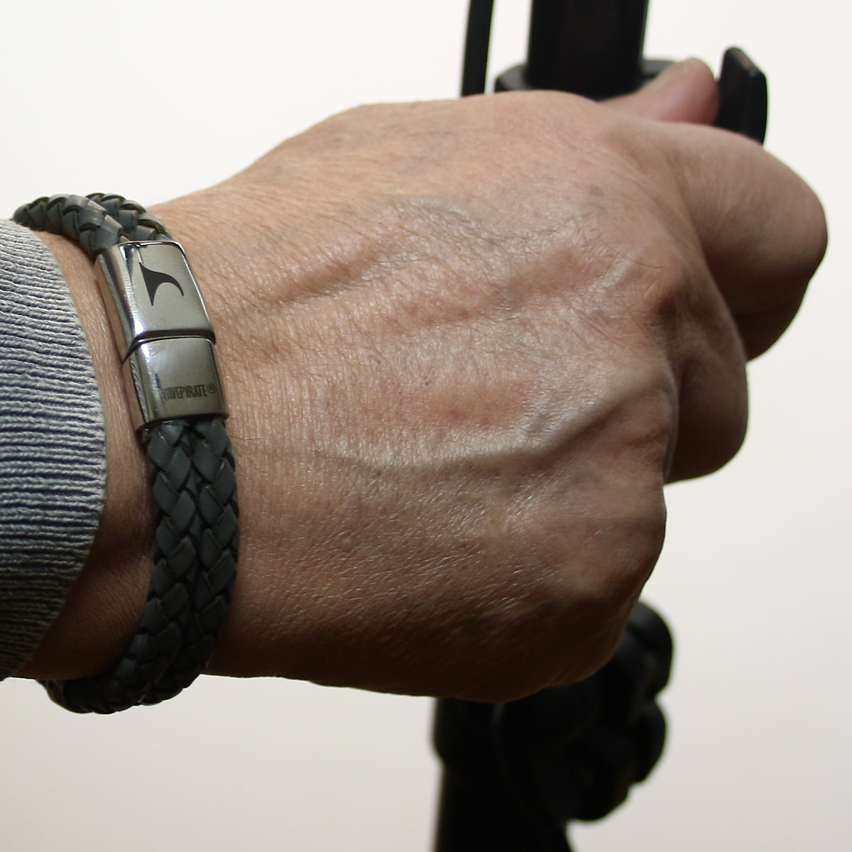Herren-Leder-Armband-xo-dunkelgrau-geflochten-Edelstahlverschluss-getragen-wavepirate-shop-f-1