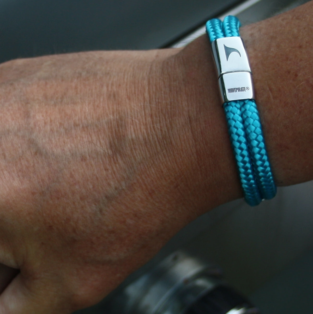 Herren-Segeltau-Armband-xo-blau-geflochten-Edelstahlverschluss-getragen-wavepirate-shop-st1