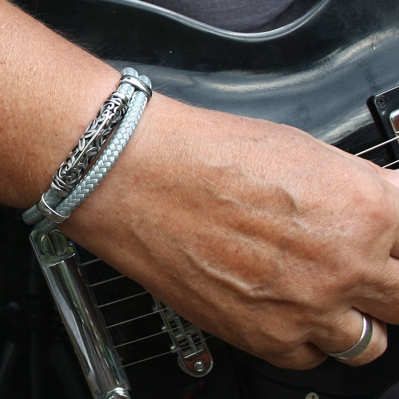 Herren-Segeltau-Armband-xo-grau-geflochten-Edelstahlverschluss-getragen-wavepirate-shop-st