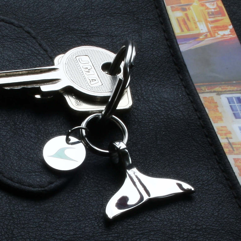 Herren-edelstahl-schluesselanhaenger-damen-moby-wal-silber-kurz-detail-wavepirate-shop-kces