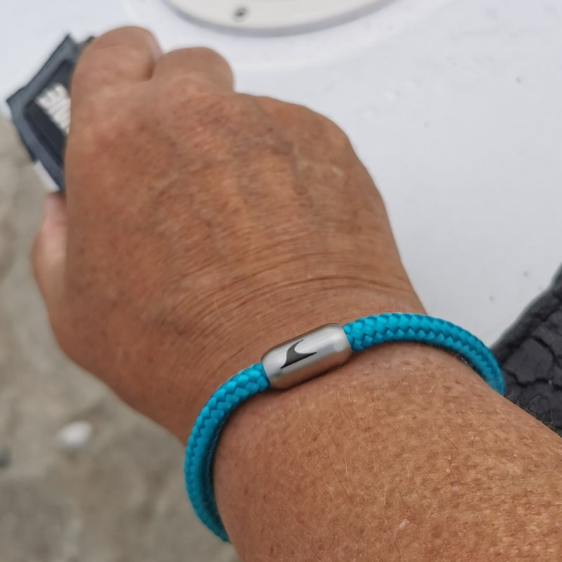 Herren-segeltau-armband-damen-sylt-blau-silber-geflochten-Edelstahlverschluss-getragen-wavepirate-shop-st