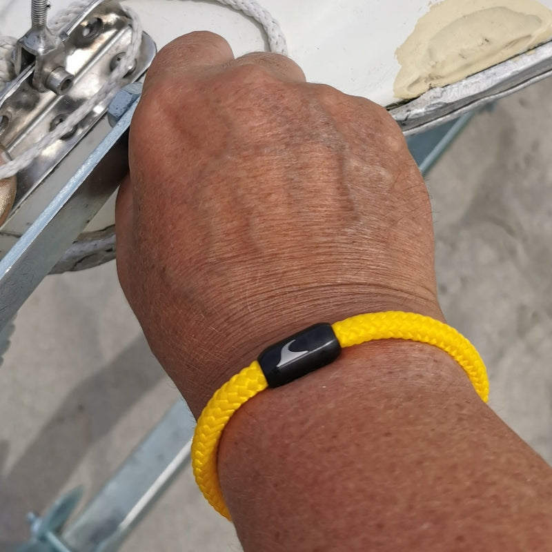 Herren-segeltau-armband-damen-sylt-gelb-schwarz-geflochten-Edelstahlverschluss-getragen-wavepirate-shop-st