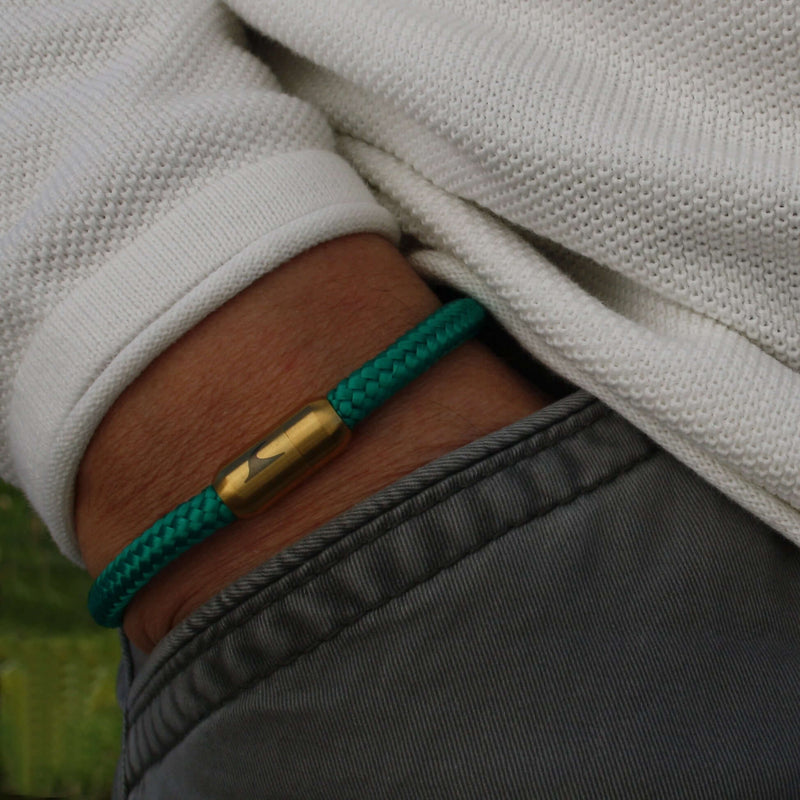 Herren-segeltau-armband-damen-sylt-gruen-gold-geflochten-Edelstahlverschluss-getragen-wavepirate-shop-st