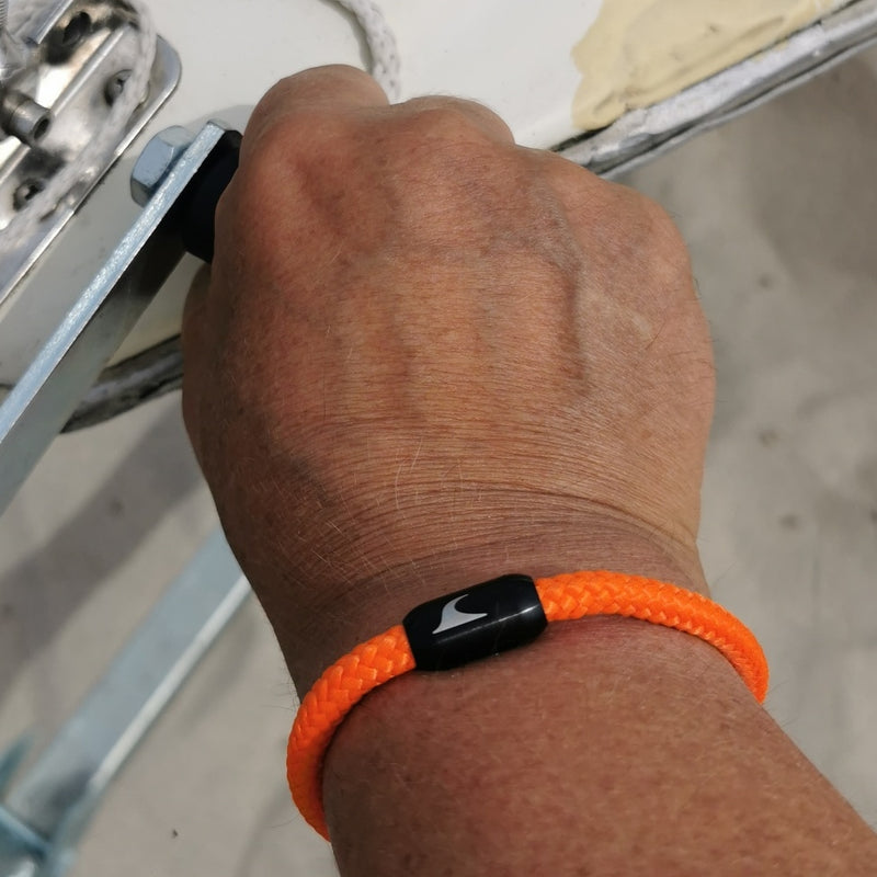 Herren-segeltau-armband-damen-sylt-orange-schwarz-geflochten-Edelstahlverschluss-getragen-wavepirate-shop-st