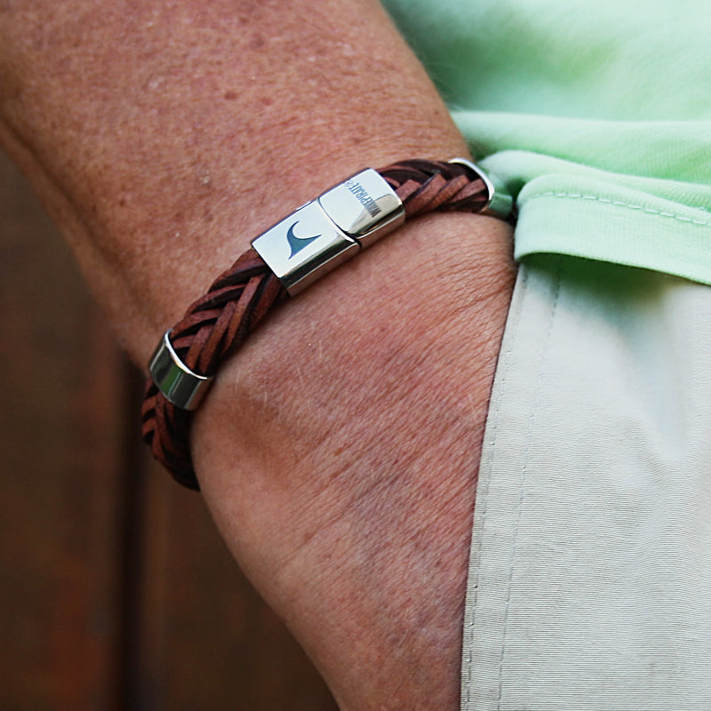 Leder-Armband-Herren-Groove-braun-geflochten-Edelstahlverschluss-getragen-wavepirate-shop-10