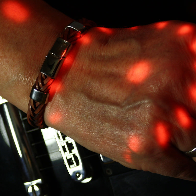 Leder-Armband-Herren-Groove-cognac-geflochten-Edelstahlverschluss-getragen-wavepirate-shop-10