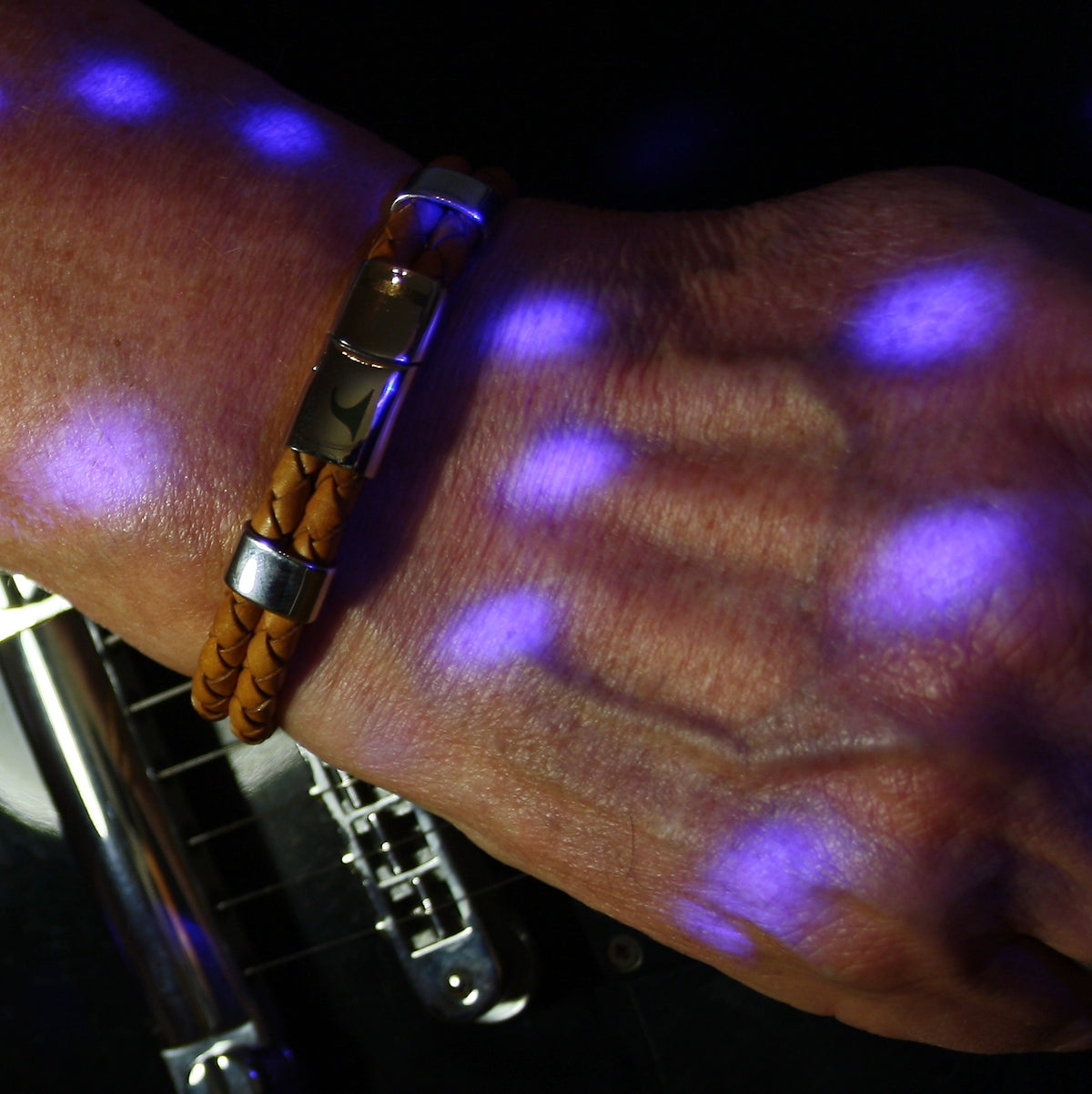 Leder-Armband-Herren-Groove-cognac-geflochten-Edelstahlverschluss-getragen-wavepirate-shop-f-1