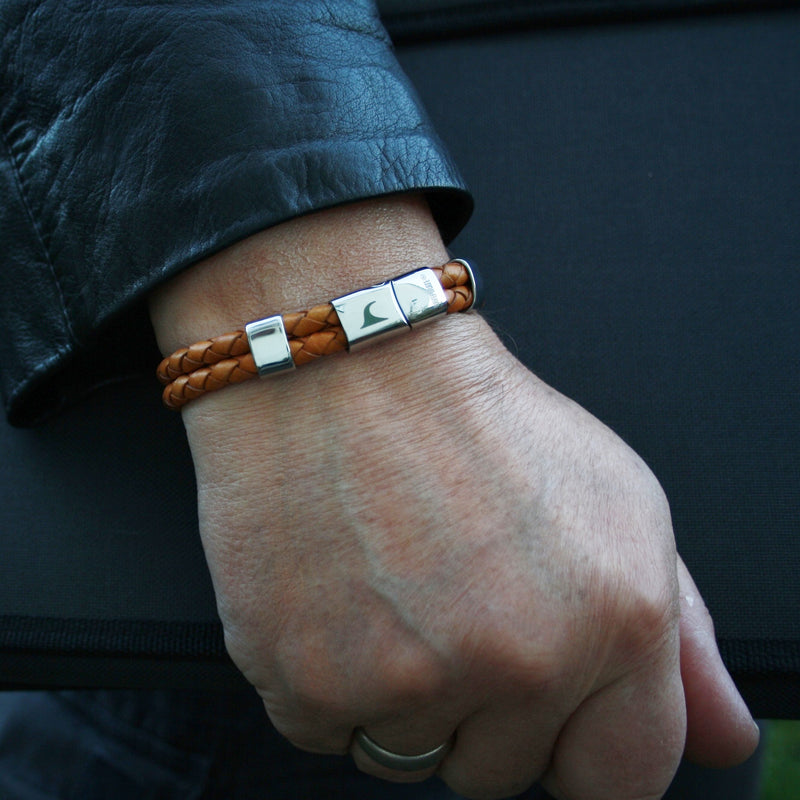 Leder-Armband-Herren-Groove-cognac-geflochten-Edelstahlverschluss-getragen-wavepirate-shop-f