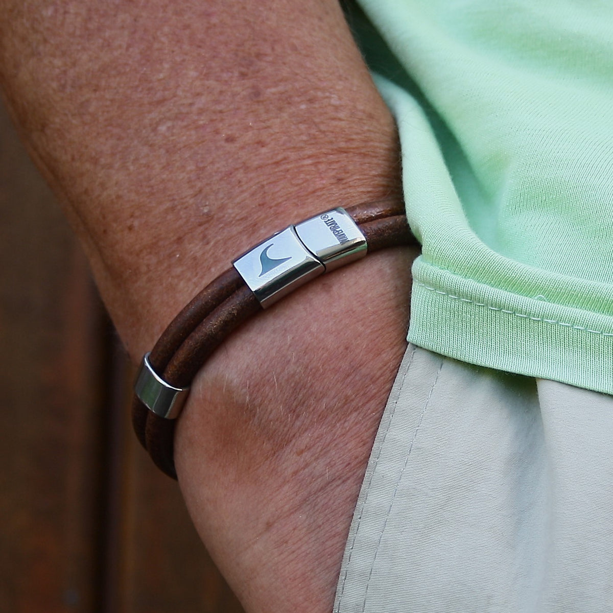 Leder-Armband-Herren-Groove-cognac-riemen-massiv-Edelstahlverschluss-getragen-wavepirate-shop-r