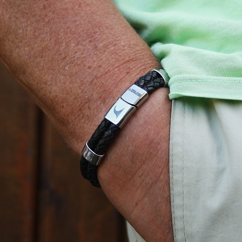 Leder-Armband-Herren-Groove-dunkelbraun-geflochten-Edelstahlverschluss-getragen-wavepirate-shop-f