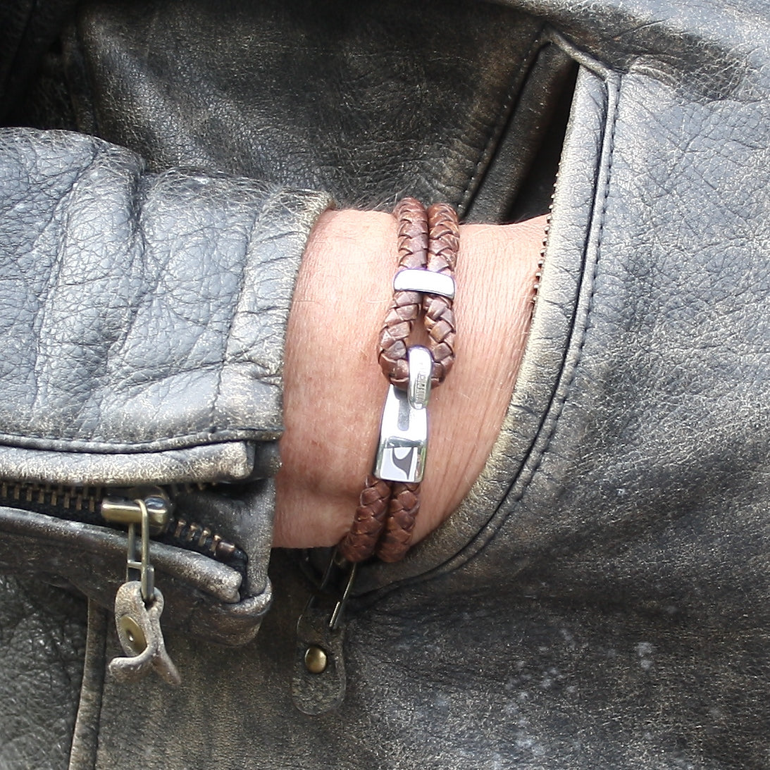 Leder-Armband-Herren-Peak-cognac-geflochten-Edelstahlverschluss-getragen-wavepirate-shop-f