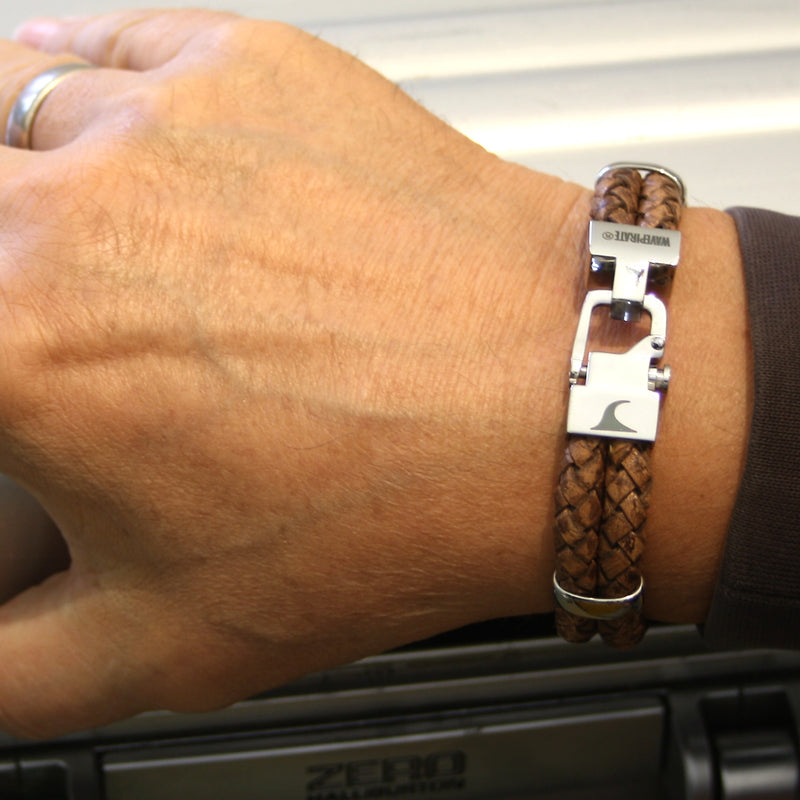 Leder-Armband-Herren-Turn-cognac-geflochten-Edelstahlverschluss-getragen-wavepirate-shop-f