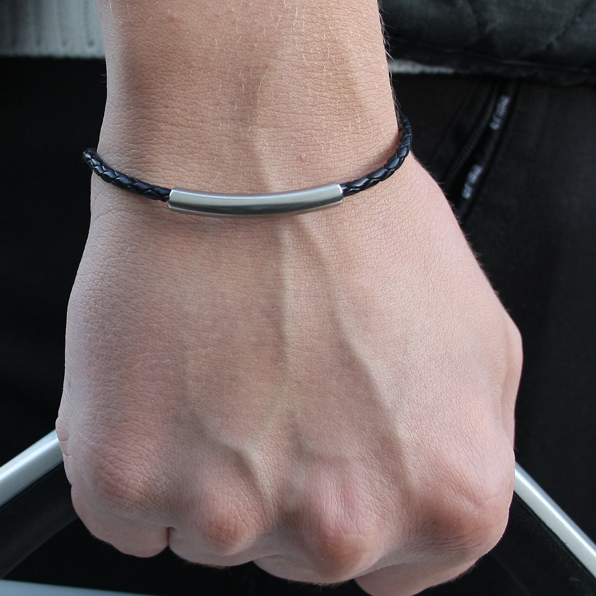 Leder-armband-Damen-herren-curve-fusskette-schwarz-Edelstahlverschluss-verstellbar-getragen-wavepirate-shop-f