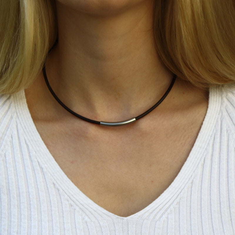 Leder-halskette-Damen-curve-Braun-riemen-massiv-Edelstahlverschluss-getragen-wavepirate-shop-r