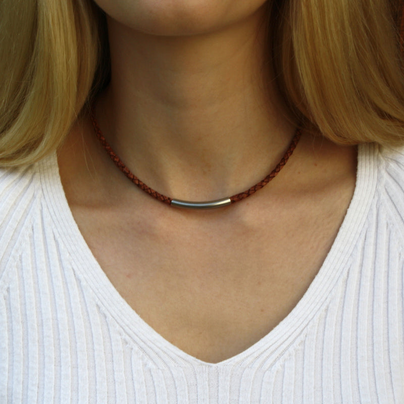Leder-halskette-Damen-curve-Cognac-geflochten-Edelstahlverschluss-getragen-wavepirate-shop-f