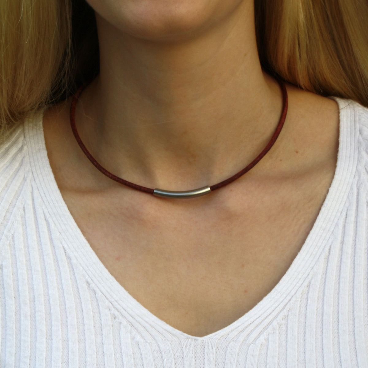 Leder-halskette-Damen-curve-Cognac-riemen-massiv-Edelstahlverschluss-getragen-wavepirate-shop-r