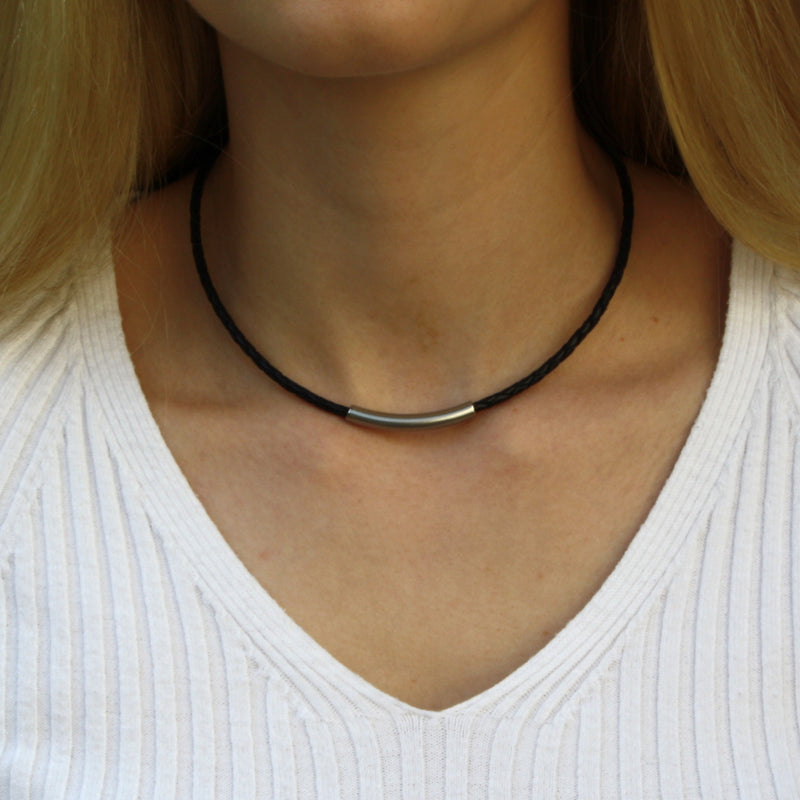 Leder-halskette-Damen-curve-Schwarz-geflochten-Edelstahlverschluss-getragen-wavepirate-shop-f