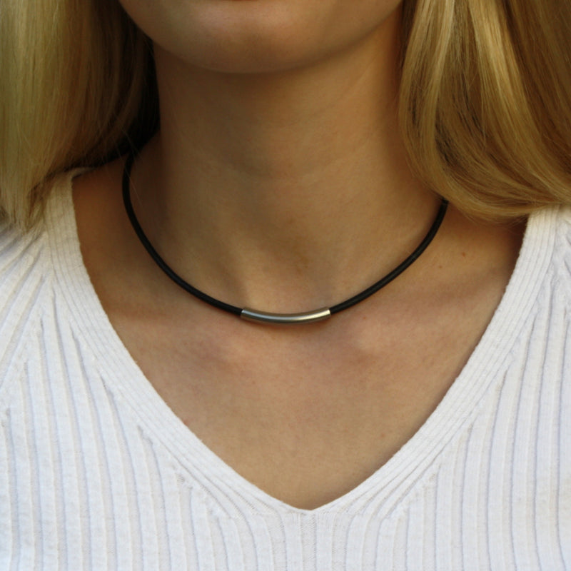 Leder-halskette-Damen-curve-Schwarz-riemen-massiv-Edelstahlverschluss-getragen-wavepirate-shop-r