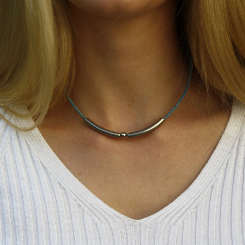 Leder-halskette-Damen-dot-blau-riemen-massiv-Edelstahlverschluss-getragen-wavepirate-shop-r