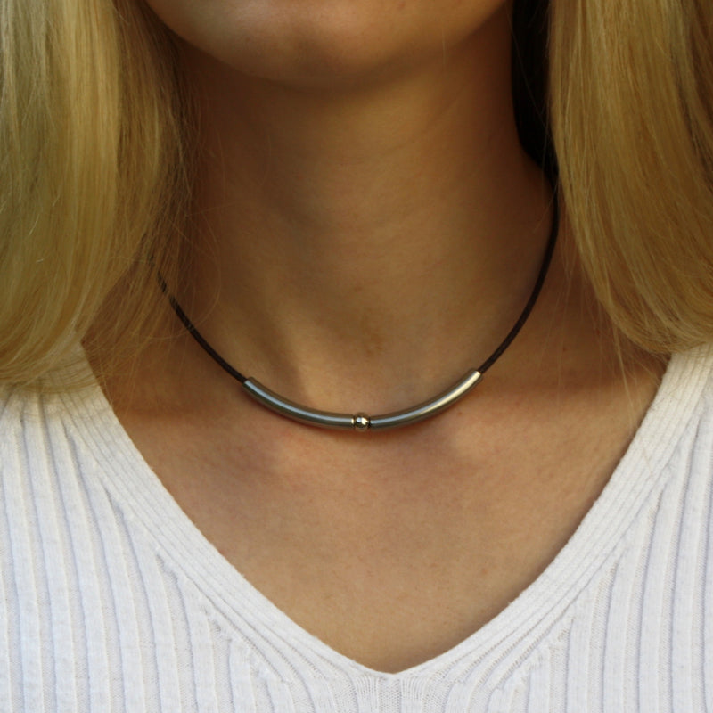 Leder-halskette-Damen-dot-braun-riemen-massiv-Edelstahlverschluss-getragen-wavepirate-shop-r