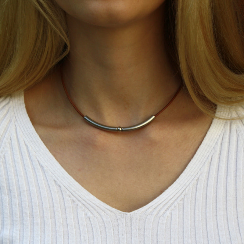 Leder-halskette-Damen-dot-cognac-riemen-massiv-Edelstahlverschluss-getragen-wavepirate-shop-r