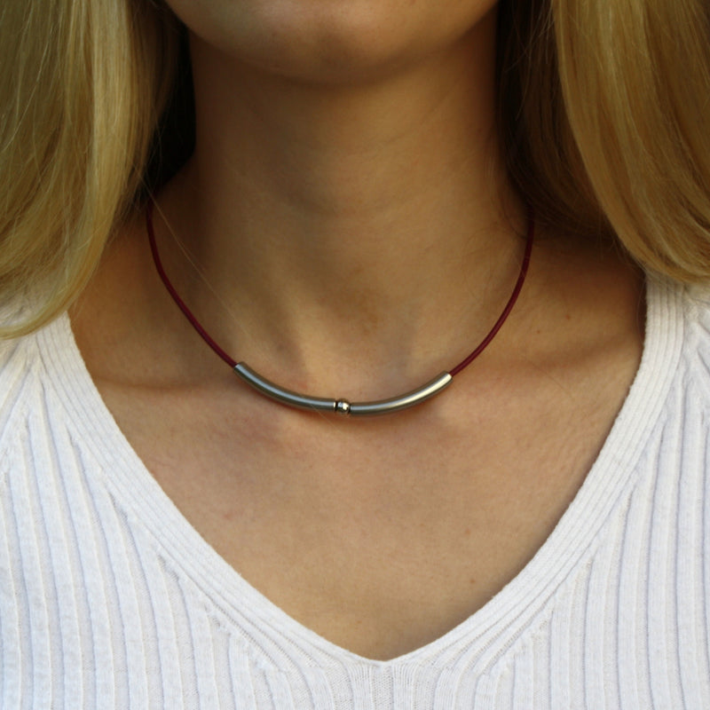 Leder-halskette-Damen-dot-dunkelrot-brombeer-riemen-massiv-Edelstahlverschluss-getragen-wavepirate-shop-r