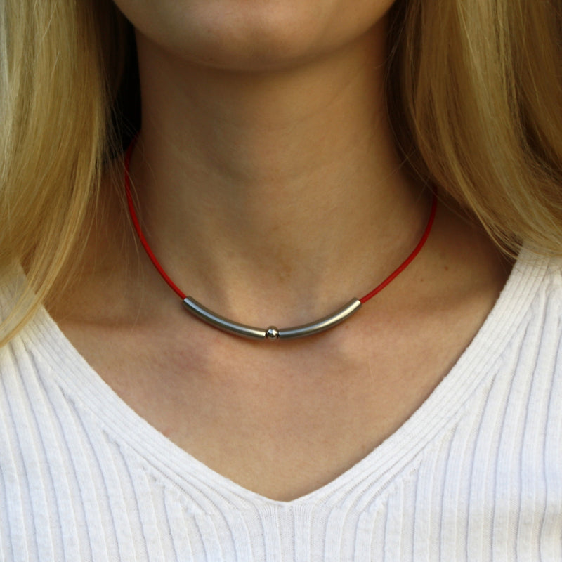 Leder-halskette-Damen-dot-rot-riemen-massiv-Edelstahlverschluss-getragen-wavepirate-shop-r