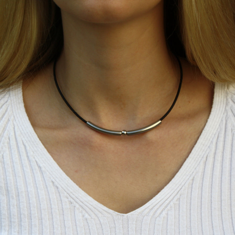 Leder-halskette-Damen-dot-schwarz-riemen-massiv-Edelstahlverschluss-getragen-wavepirate-shop-r