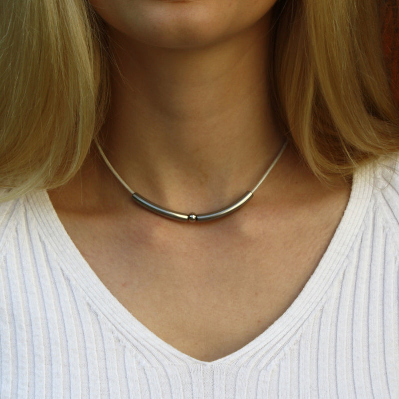 Leder-halskette-Damen-dot-silber-riemen-massiv-Edelstahlverschluss-getragen-wavepirate-shop-r