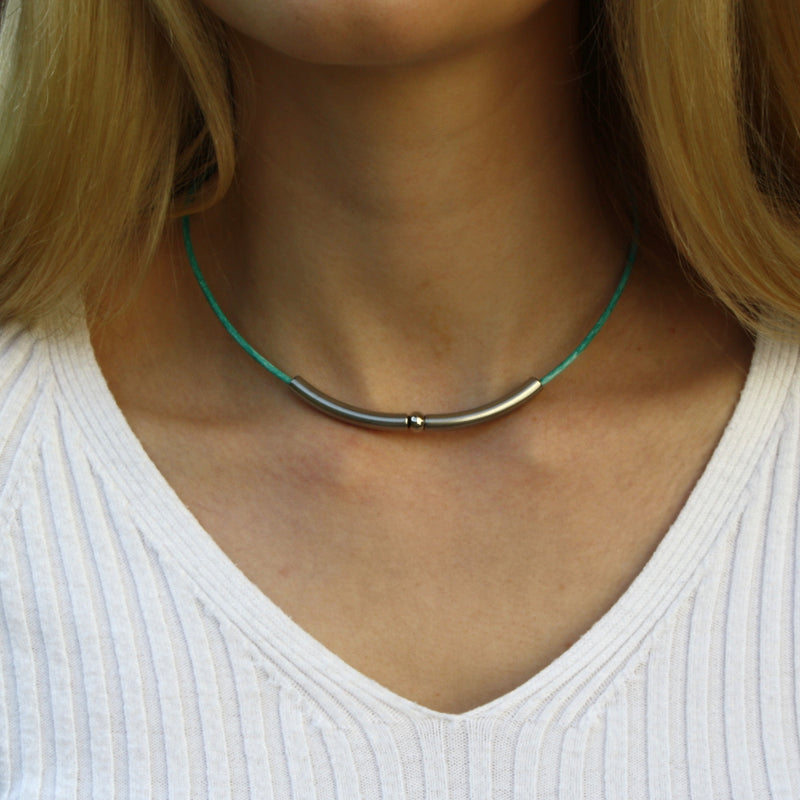 Leder-halskette-Damen-dot-tuerkis-riemen-massiv-Edelstahlverschluss-getragen-wavepirate-shop-r