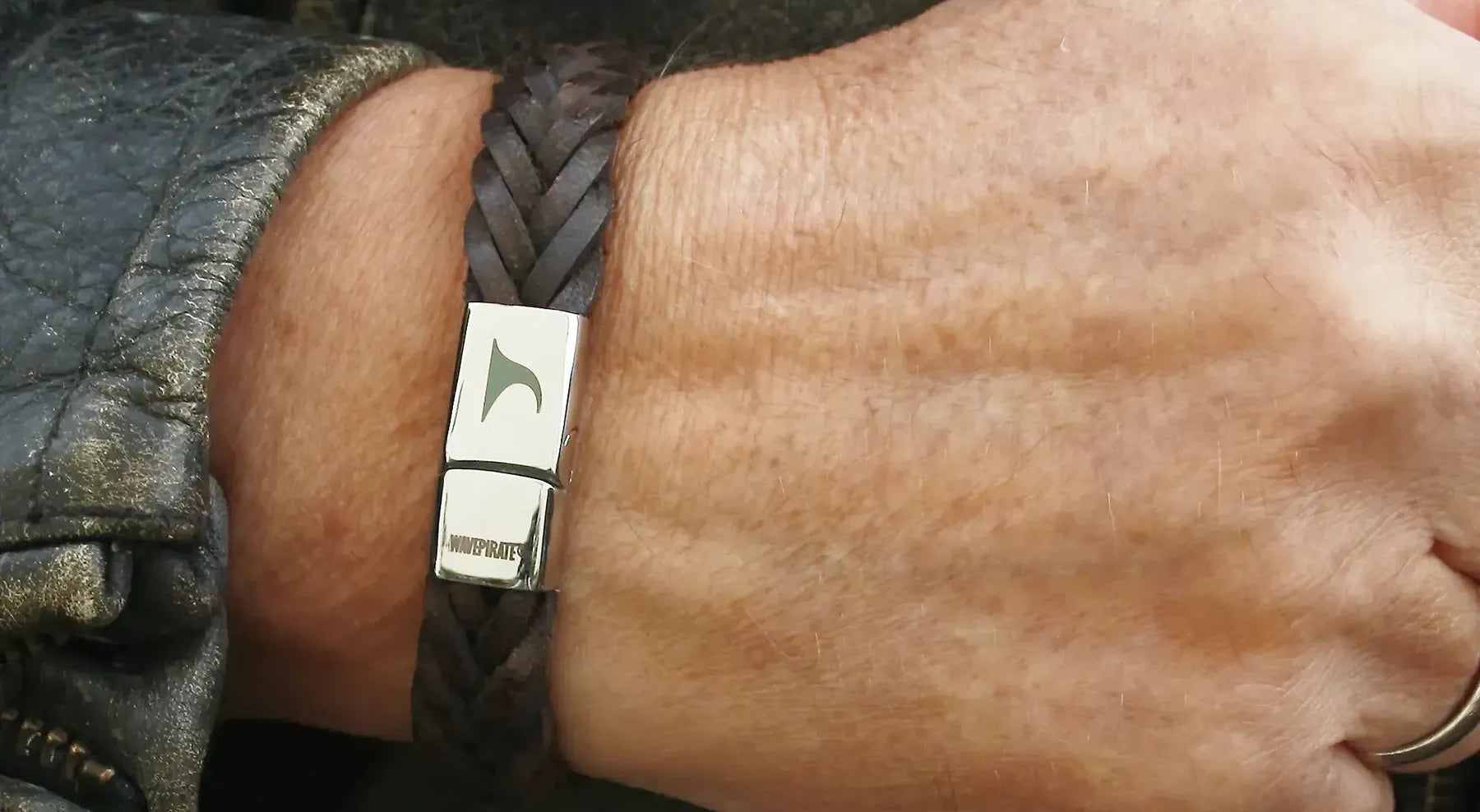 Lederarmband-Herren-dunkelbraun-Tarifa-getragen-wavepirate-shop-hero-desk